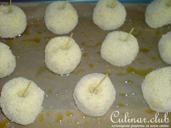 "Корона" из маринованных рёбрышек с "яблоками печёными"...из картофеля.