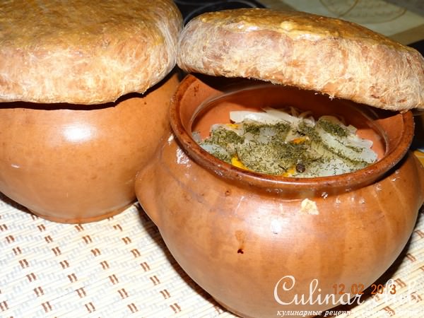 Жаркое из мяса с квашеной капустой и съедобной крышечкой