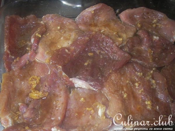 Свинина, запеченная с ананасами и помидорами черри