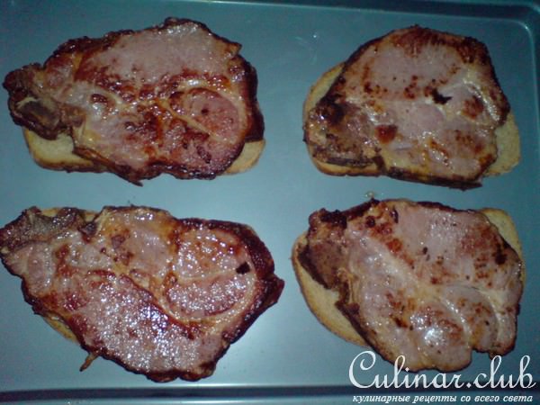 Шницели из сырокопченого мяса,запеченные под грибами с сыром