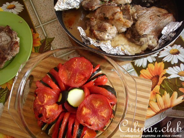 Свиные кармашки с пикантной начинкой под вкусным соусом. 