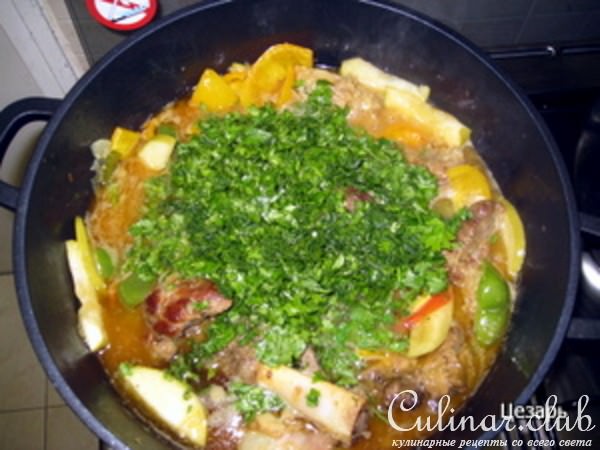 Баранина с чесноком и овощами