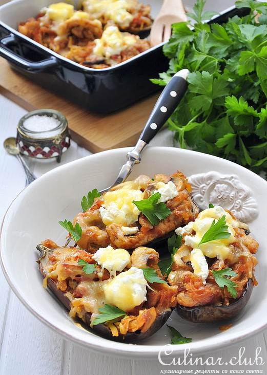 Баклажаны запеченные с мясом, грибами, овощами и тремя видами сыра