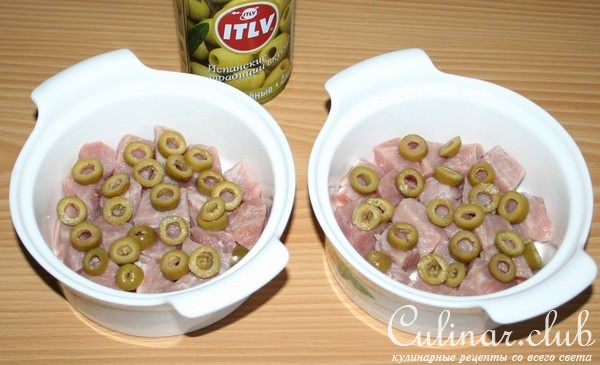 Свинина с овощами и оливками в горшочках