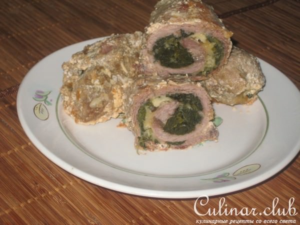 Рулетики из говядины со шпинатом и сыром,тушеные в сметане.