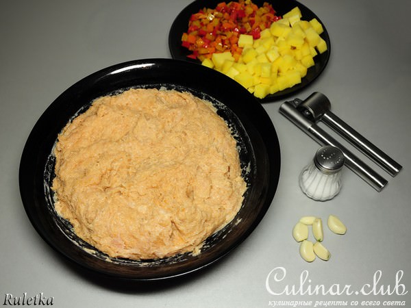 Куриные сардельки с паприкой и копчёным сыром, горчичным соусом и овощами-гриль.