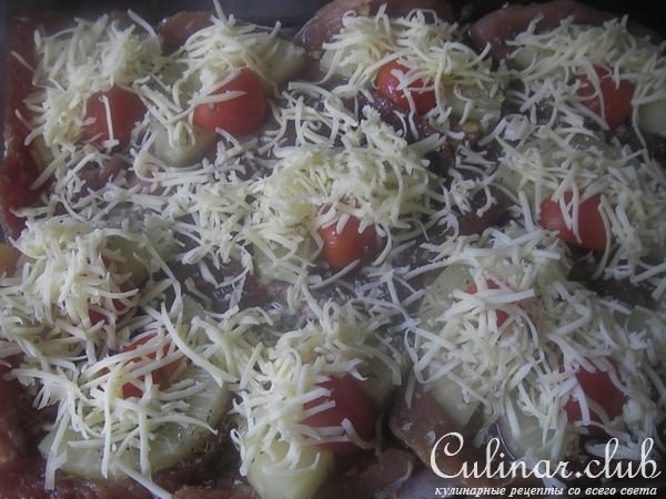 Свинина, запеченная с ананасами и помидорами черри