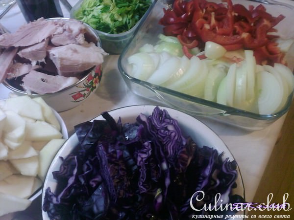 Краснокочанная капуста, красные яблоки и красные перцы, тушеные в красном вине. 