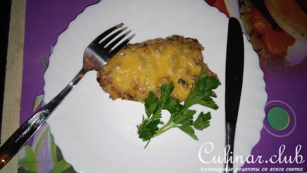 Свиной карбонад, запеченный с корнишонами по-испански.