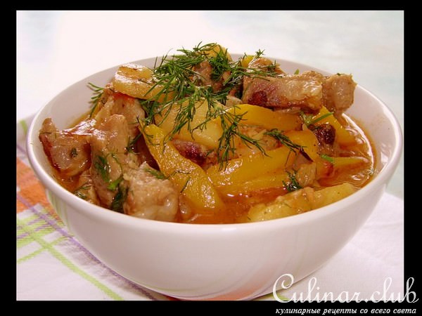 Мясо с яблоками в винном соусе