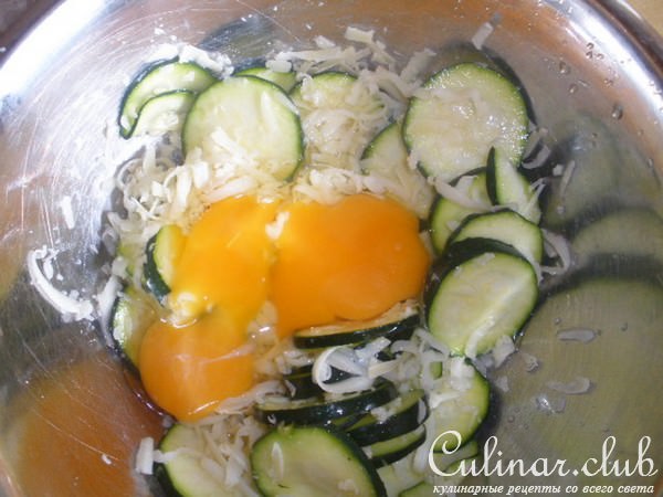 Запеканка с мясом на подкладке из сырного суфле с цуккини