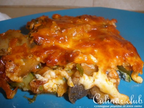 Запеканка с мясом на подкладке из сырного суфле с цуккини
