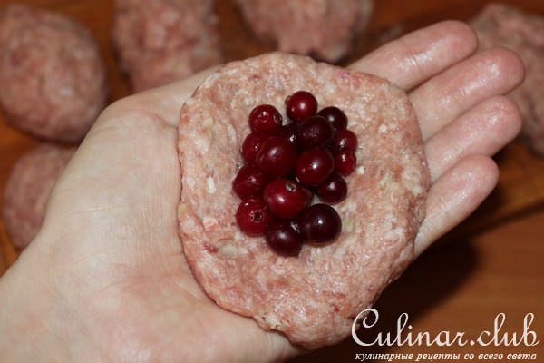 Мясные зразы с клюквой