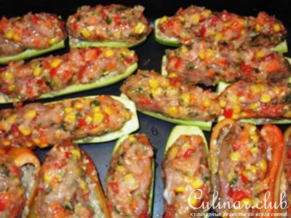 Куриные "бочонки" в кабачковых лодочках (или фаршированные кабачки)