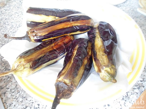 Баклажаны, фаршированные мясным фаршем с сыром.
