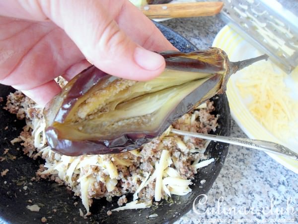 Баклажаны, фаршированные мясным фаршем с сыром.