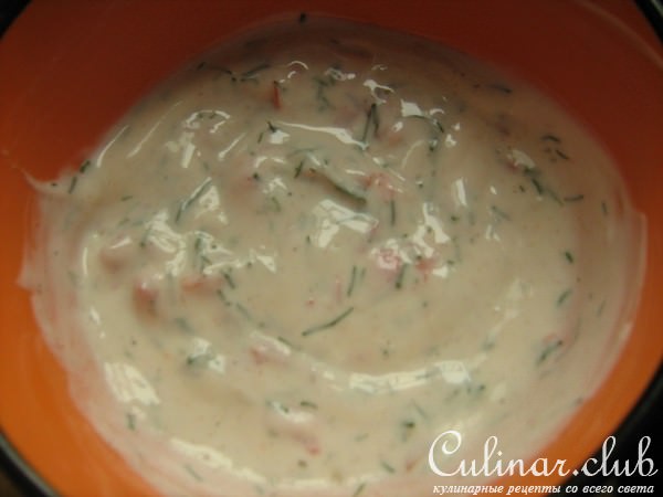 Половинки перцев, фаршированных булгуром и мясом. 