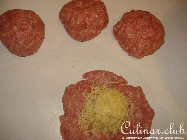 котлеты с копчёным сыром и соусом из сладкого перца