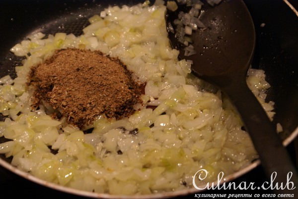 Мясо-овощные тефтели с фасолью и черносливом