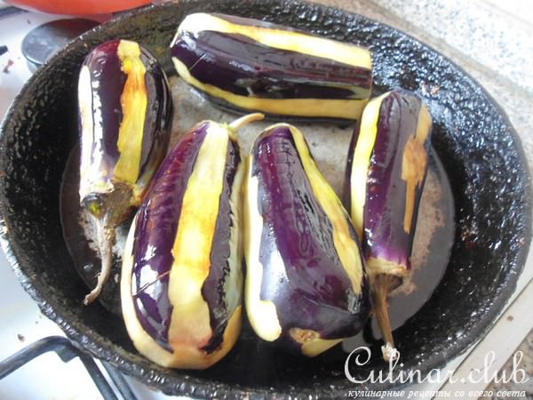 Баклажаны, фаршированные мясным фаршем с сыром.