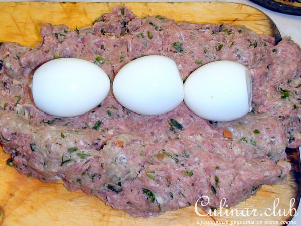 Мясной рулет с варёным яйцом. Вариант на тему яйца по-шотландски (scotch eggs).