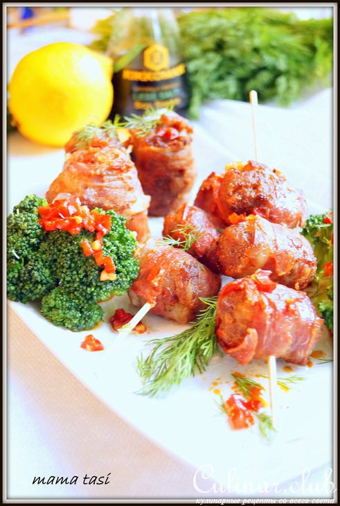 Шашлычки из котлеток в беконе с брокколи на гарнир. Мясные рулетики с сыром и перцем.