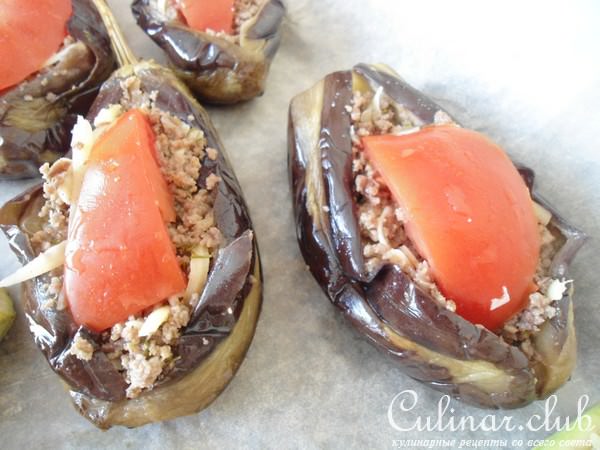 Баклажаны, фаршированные мясным фаршем с сыром.