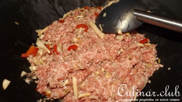 Яичная лапша в воке с фаршем и грибами