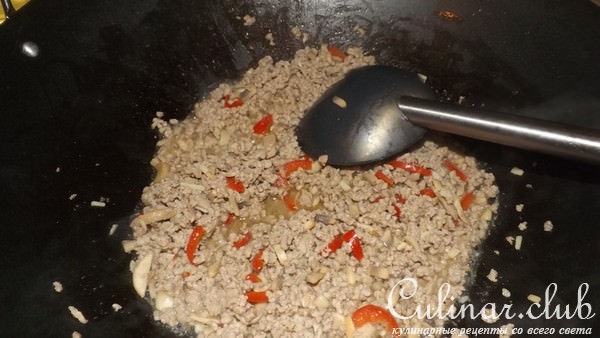 Яичная лапша в воке с фаршем и грибами
