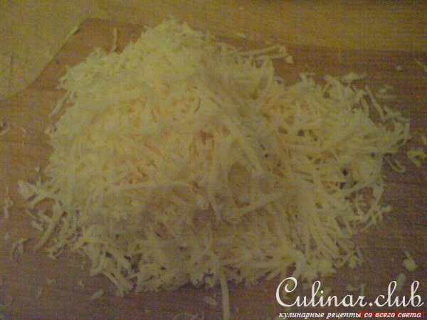 Мясные крокеты с перепелиным яйцом и зелёным пюре.