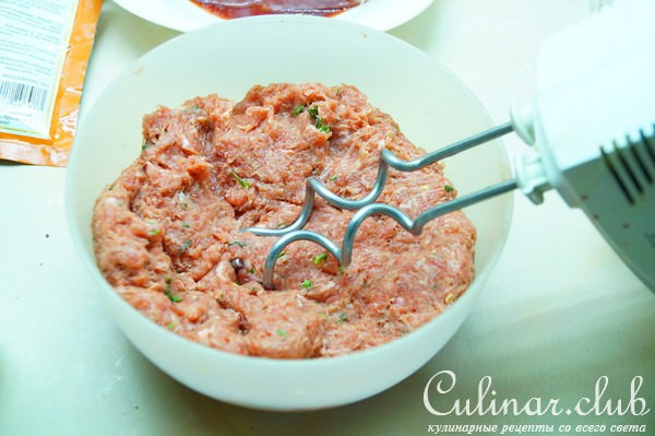 Чевапчичи (мясные колбаски) и Джувэч (запеченное овощное рагу с рисом). Балканская кухня.