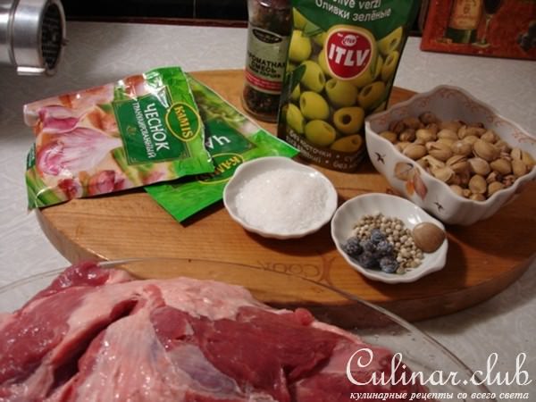 Домашняя мортаделла с оливками.
