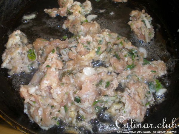 Запеканка с мясом на подкладке из сырного суфле с цуккини