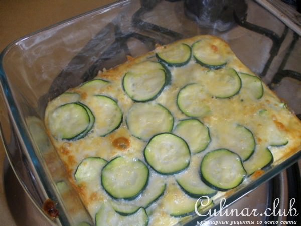 Запеканка с мясом на подкладке из сырного суфле с цуккини