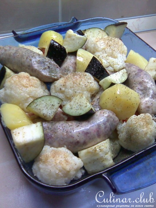 Колбаски, запеченные с овощами и травами. Вариация на тему. Ну и конечно хлебушек, куда без него