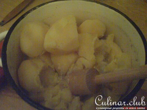 Мясные крокеты с перепелиным яйцом и зелёным пюре.