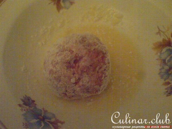 Мясные крокеты с перепелиным яйцом и зелёным пюре.