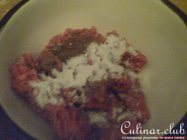 Мясные крокеты с перепелиным яйцом и зелёным пюре.