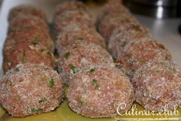 Мясо-овощные тефтели с фасолью и черносливом