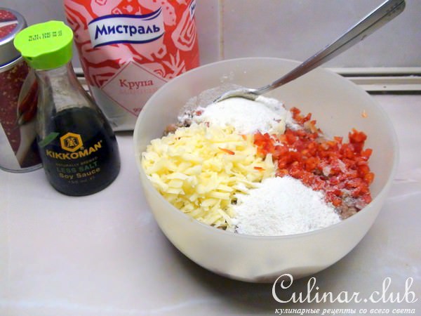 Шашлычки из котлеток в беконе с брокколи на гарнир. Мясные рулетики с сыром и перцем.