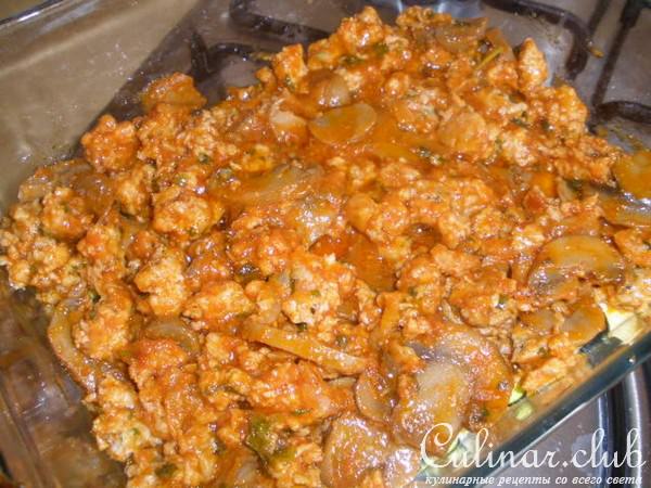 Запеканка с мясом на подкладке из сырного суфле с цуккини