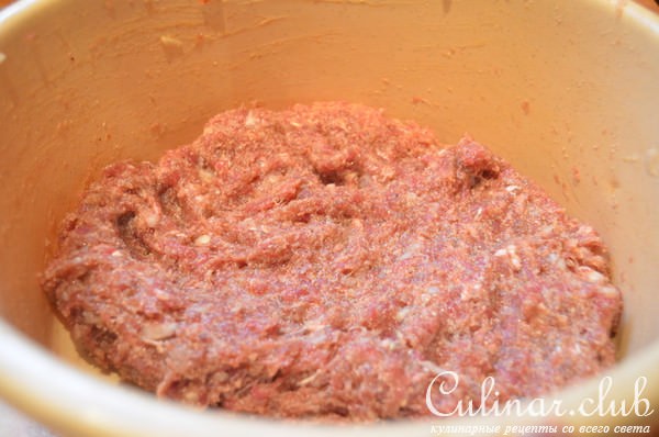 Рулет из говяжьего фарша с яблочно-луковой начинкой на пару