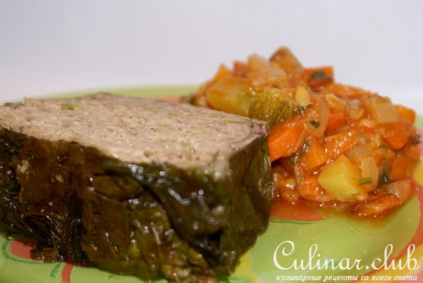 Мясной хлеб с фисташками запечённый в свекольных листьях