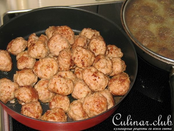 Мясные шарики с рисом и кольраби.