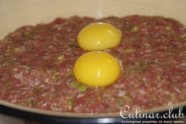 Мясной хлеб с фисташками запечённый в свекольных листьях