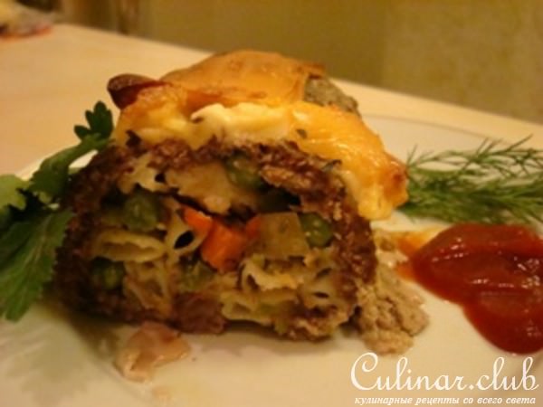 Мясной рулет с макаронами и овощами