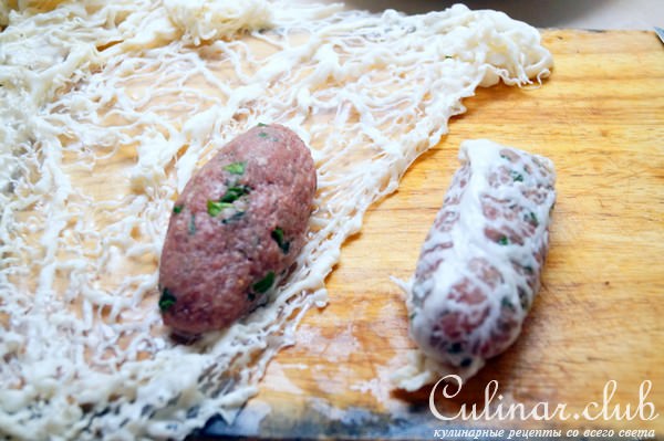 Шефталия (котлеты в жировой сетке) с гарниром из карамелизованного лука, кухня Кипра. Тест-драйв.