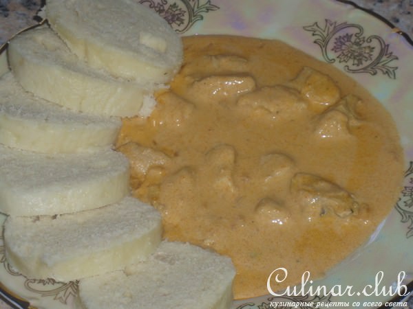 Быстрая курица на красном перце с кнедликом