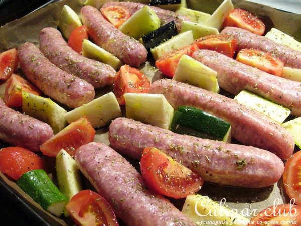 Колбаски, запеченные с овощами и розмарином "Воспоминание о лете"