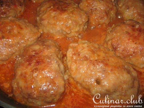 Котлеты из мясного фарша и овощной смеси.